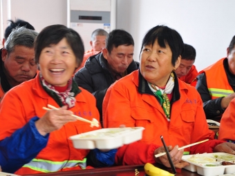 爲新倉奮戰一線的環衛職工送溫暖